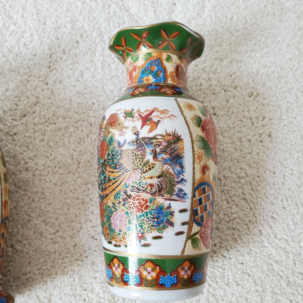 Vintage Pair of Asian Vases with scalloped top - Set of 2